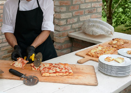 fotografia chef pizzeria taglia la pizza