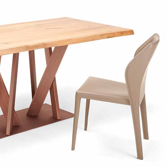 foto arredamento componenti d'arredo sedie e tavolo